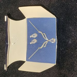 AVON Pear Drop Pendant Necklace & Earrings Gift Set silvertone